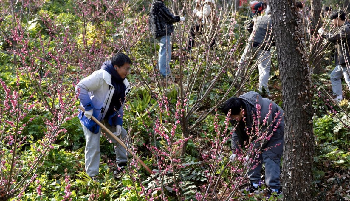 海洋学院开展“栽花植树敬英魂”爱国主义教育活动