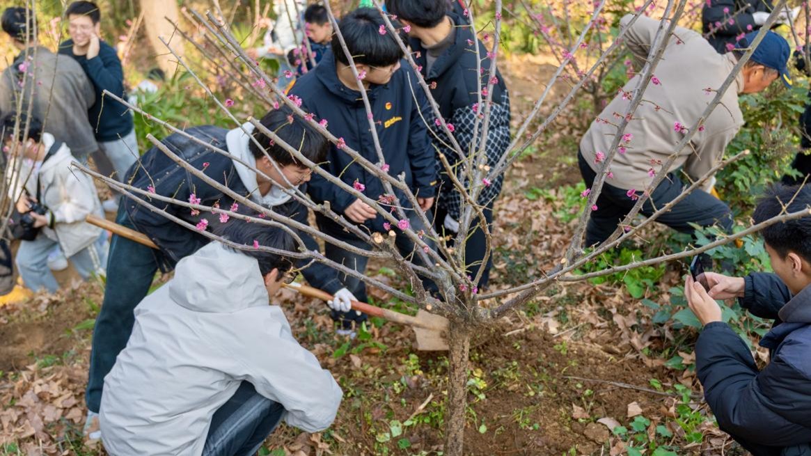 海洋学院开展“栽花植树敬英魂”爱国主义教育活动
